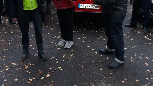 Frau Annemarie Hunecke und Heinrich Foellen vom Verein Auszeit für die Seele e.V. übergeben das Auto im Beisein von MdB Frau Klein-Schmeink an den Leiter der Feuerwache Hiltrup Herrn Oldach.
Foto: Reinhard Göddemeyer