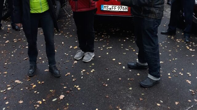 Frau Annemarie Hunecke und Heinrich Foellen vom Verein Auszeit für die Seele e.V. übergeben das Auto im Beisein von MdB Frau Klein-Schmeink an den Leiter der Feuerwache Hiltrup Herrn Oldach.
Foto: Reinhard Göddemeyer